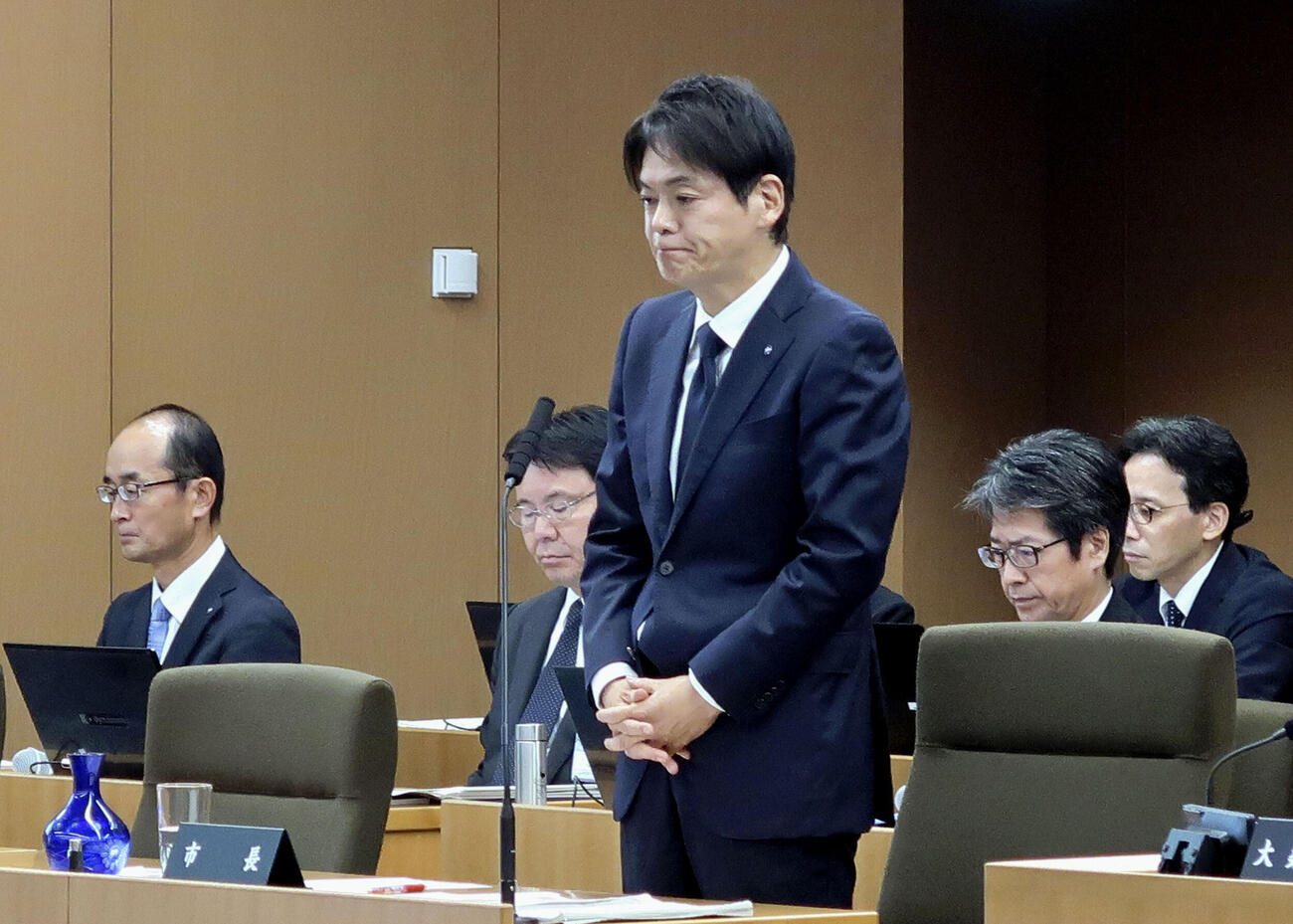 横浜市議会総務委員会で謝罪する山中竹春市長＝13日午前（共同）
