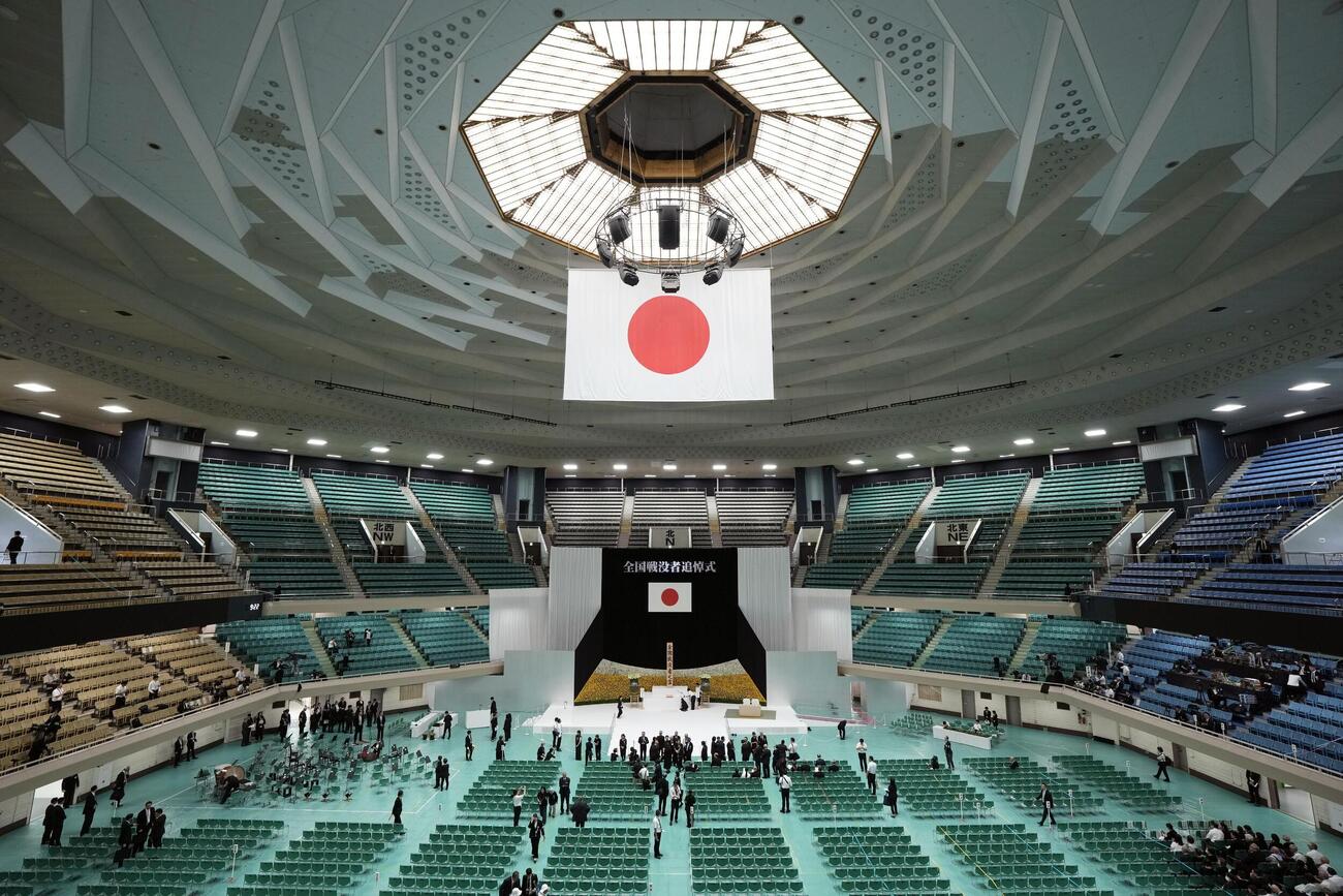 全国戦没者追悼式が開かれる東京・日本武道館（共同）