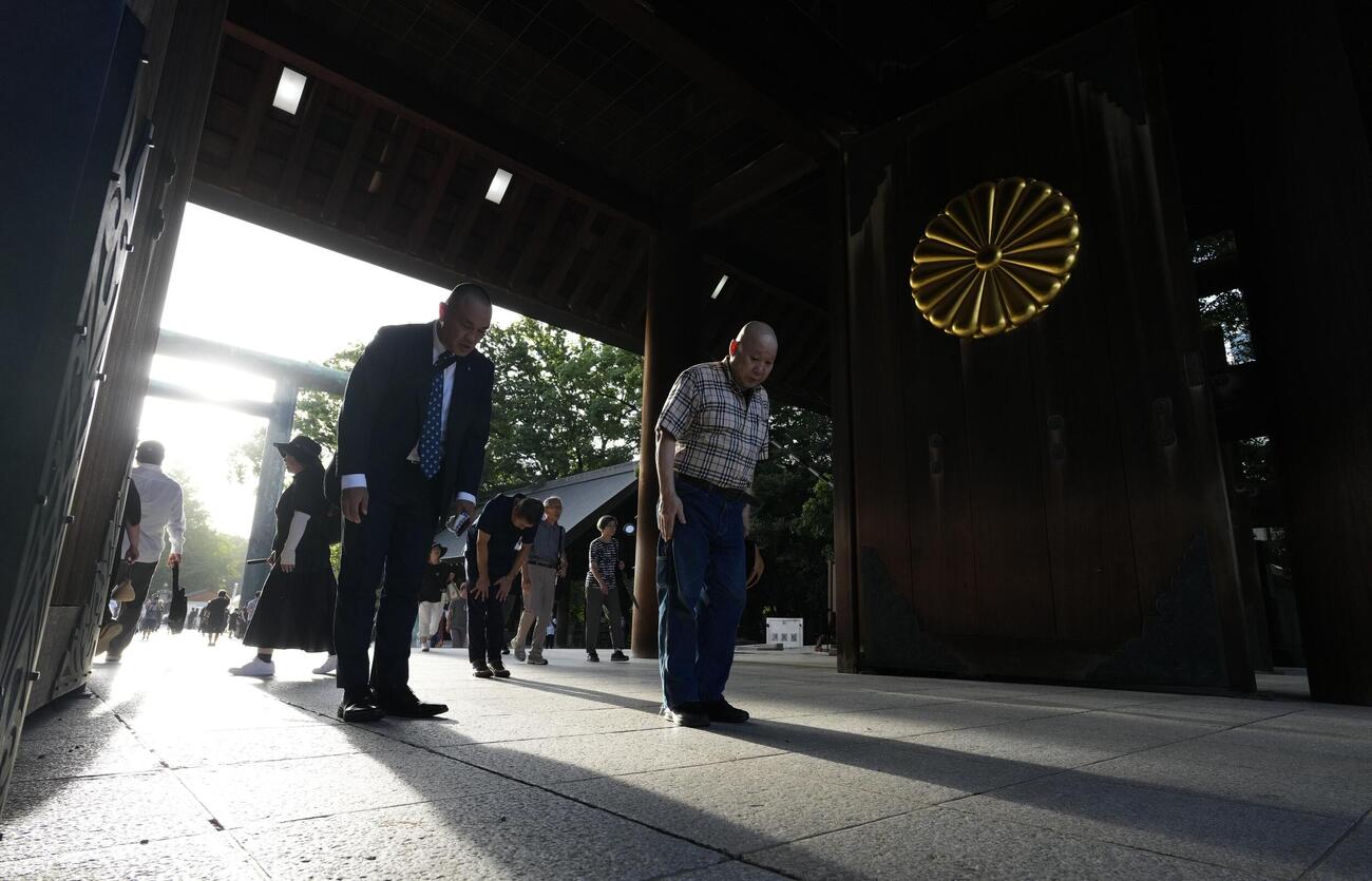 終戦の日に、靖国神社を参拝に訪れた人たち（共同）