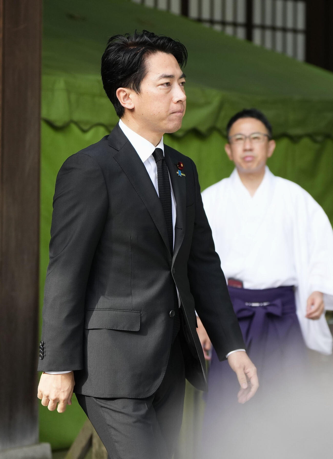 終戦の日に靖国神社を参拝に訪れた小泉防衛相（共同）