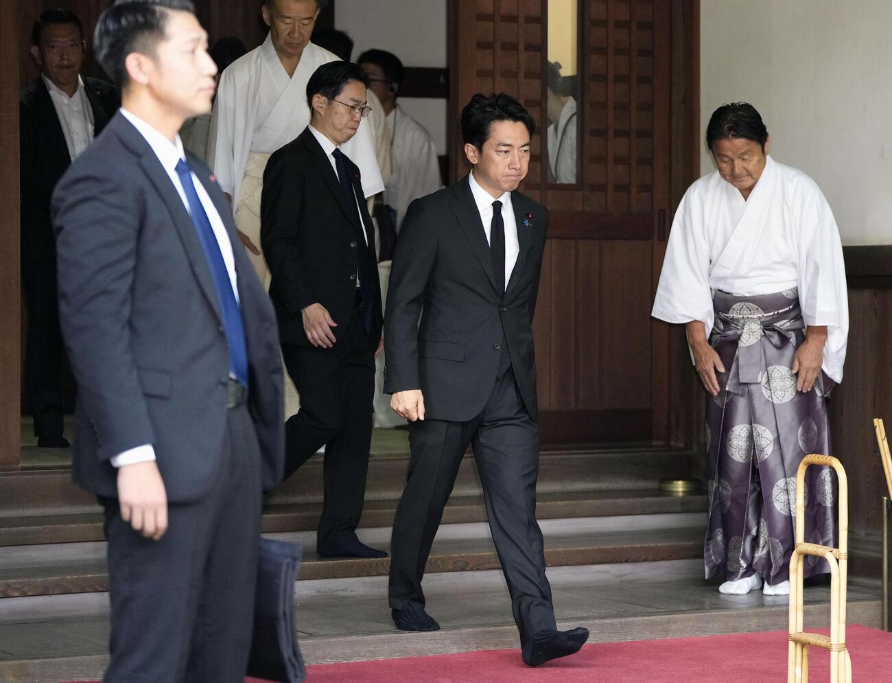 終戦の日に靖国神社を参拝に訪れた小泉防衛相（共同）
