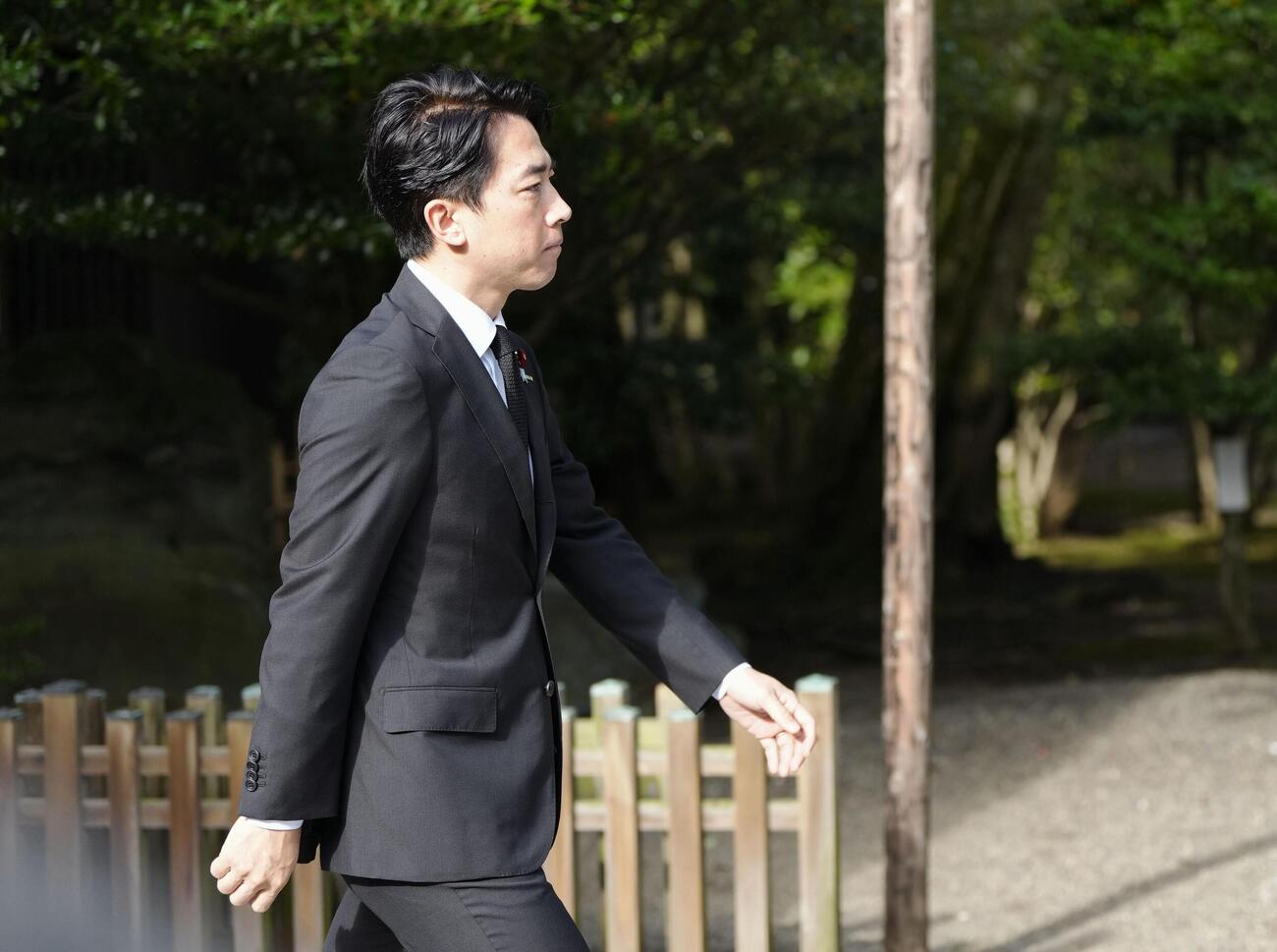 終戦の日に靖国神社を参拝した小泉防衛相（共同）