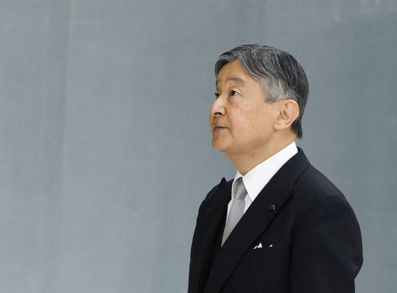 全国戦没者追悼式に参列された天皇陛下（共同）