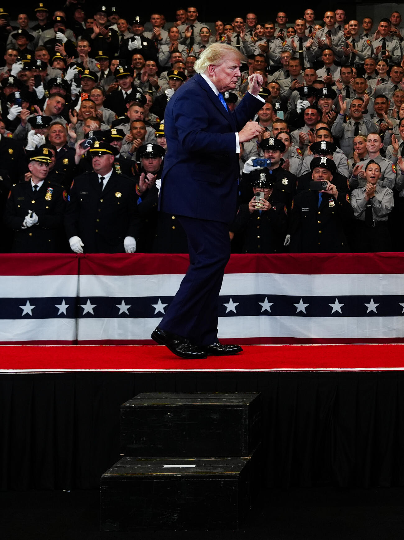 発言を終えて降壇するトランプ大統領＝14日、米ニューヨーク州（AP＝共同）