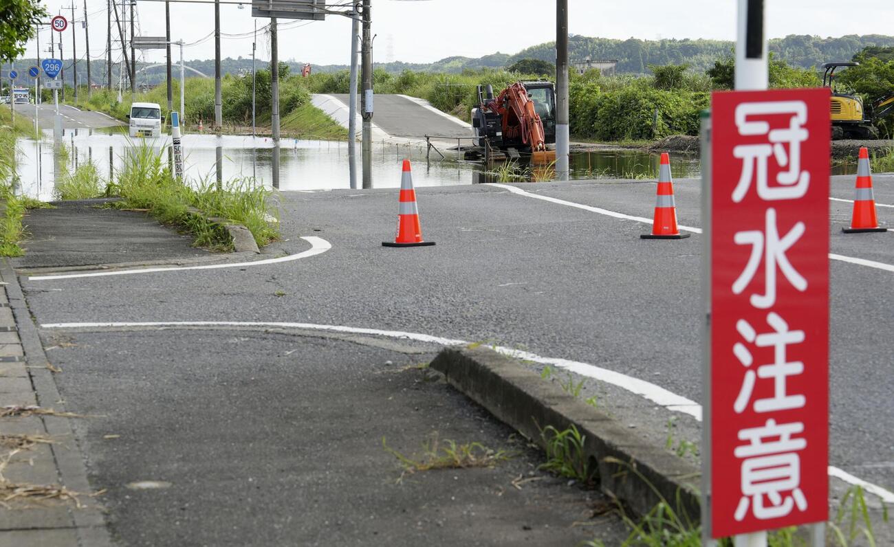 冠水し交通規制された道路＝15日午後、千葉県佐倉市(共同)