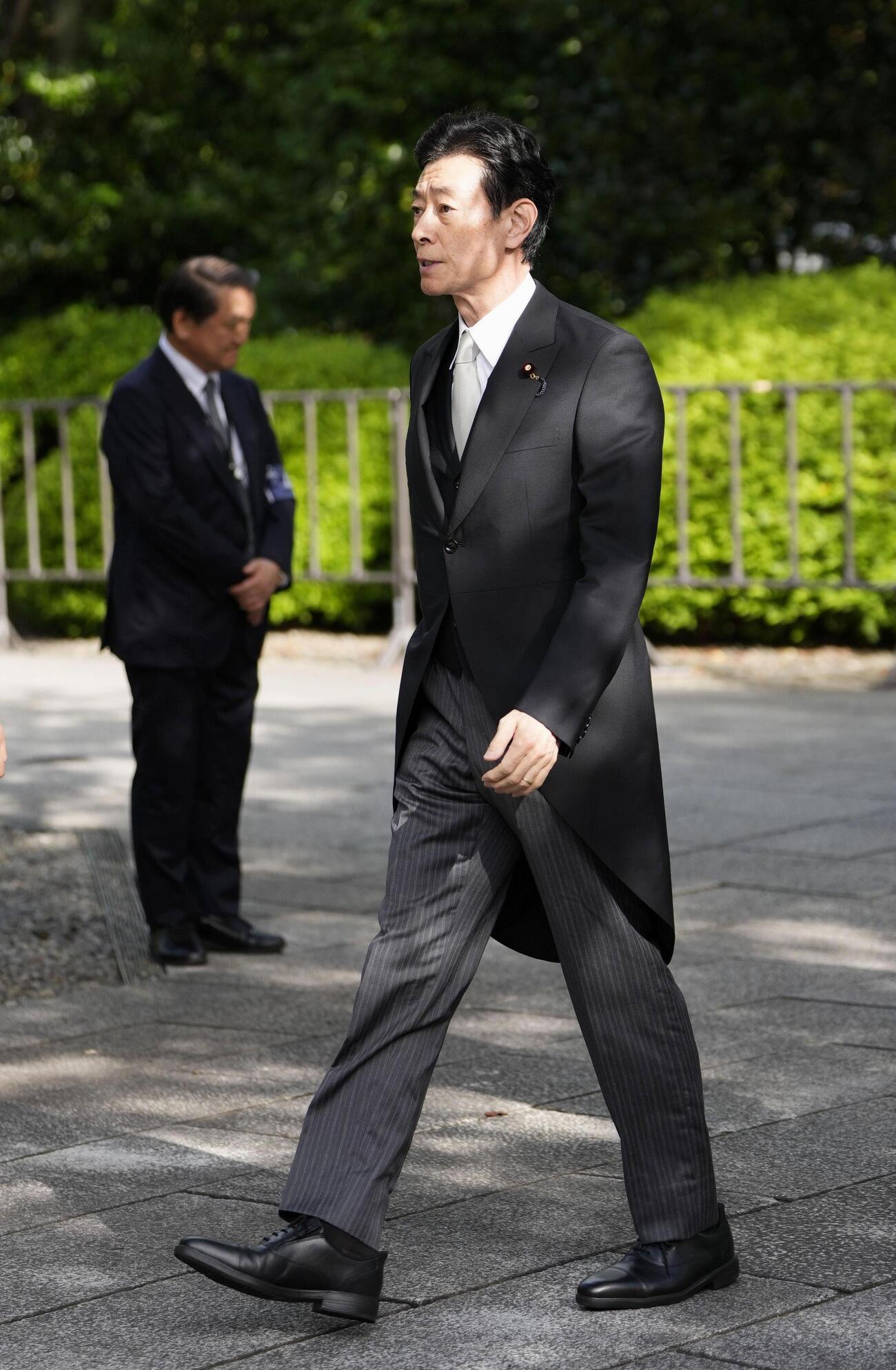 靖国神社を参拝に訪れた自民党の西村選対委員長＝15日午前7時36分、東京・九段北(共同)