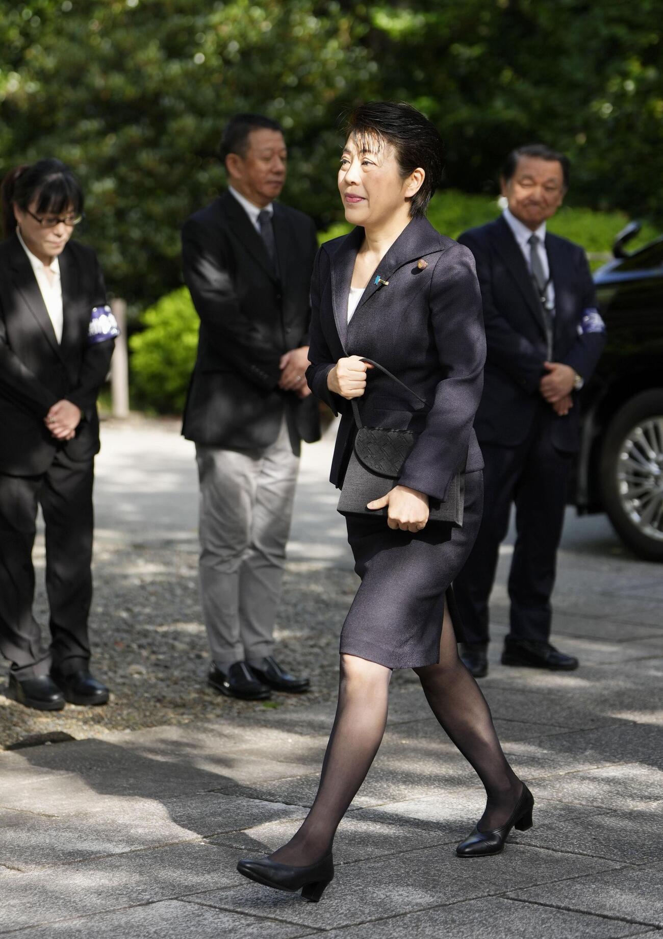 靖国神社を参拝に訪れた自民党の有村総務会長＝15日午前7時34分、東京・九段北(共同)
