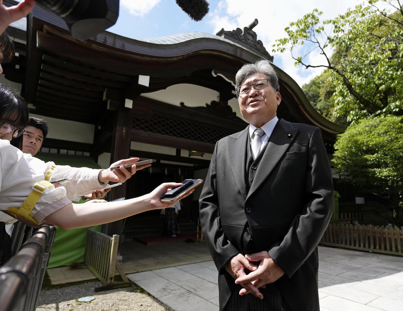 靖国神社を参拝後、取材に応じる自民党の萩生田幹事長代行＝15日午前9時54分、東京・九段北(共同)