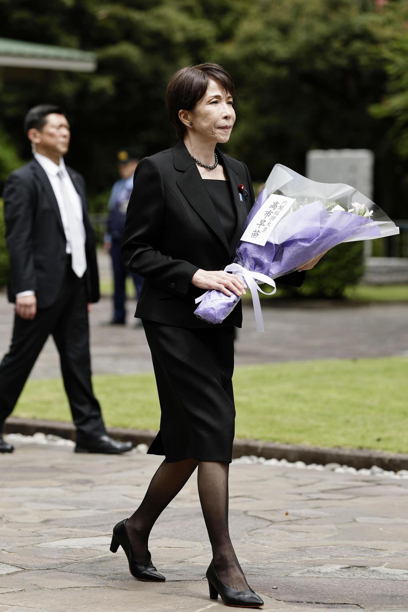 千鳥ケ淵戦没者墓苑を訪れ、献花に向かう高市首相＝15日午前11時1分、東京都千代田区(共同)