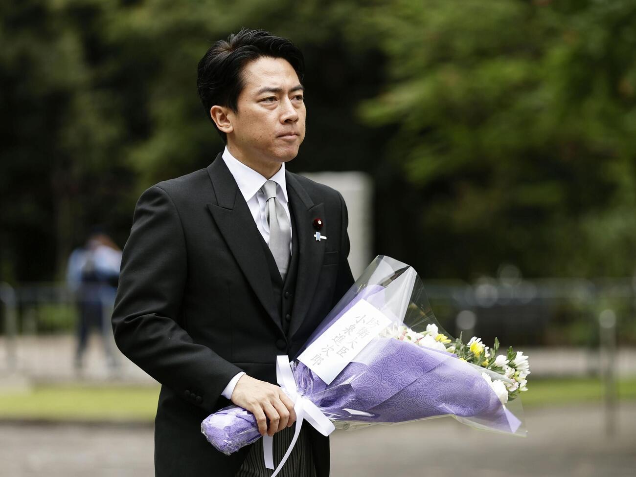 千鳥ケ淵戦没者墓苑を訪れ、献花に向かう小泉防衛相＝15日午前10時40分、東京都千代田区(共同)