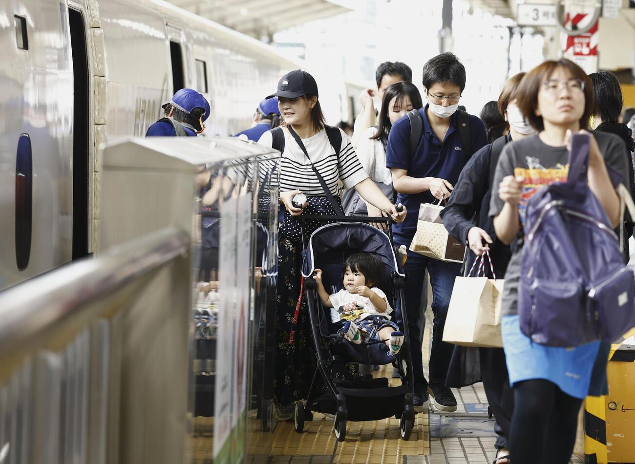 Uターンラッシュで混雑するJR東京駅の新幹線ホーム（共同）