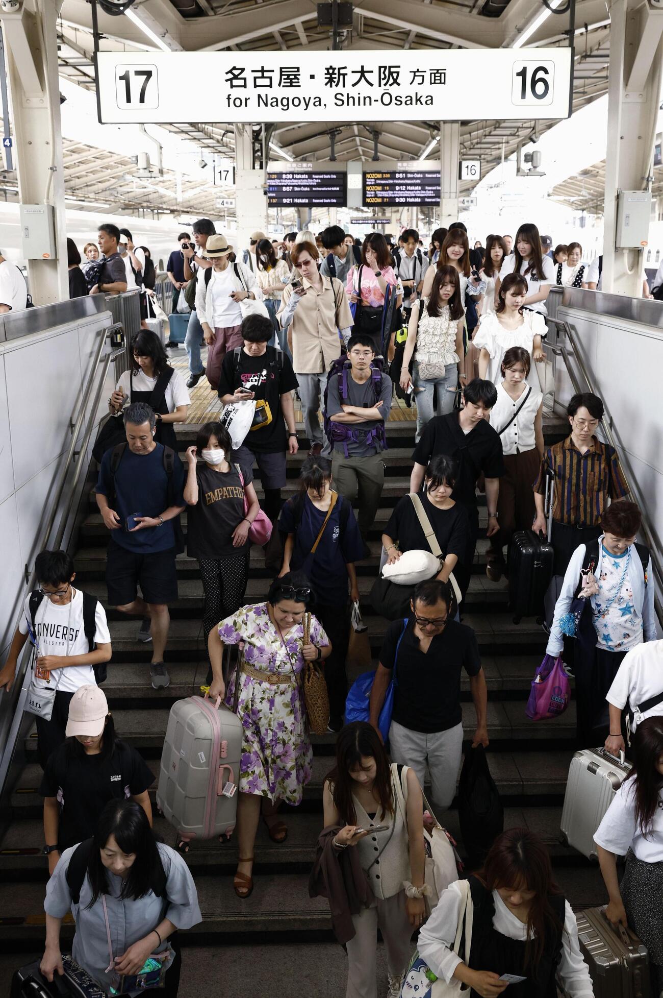 Uターンラッシュで混雑するJR東京駅の新幹線ホーム（共同）