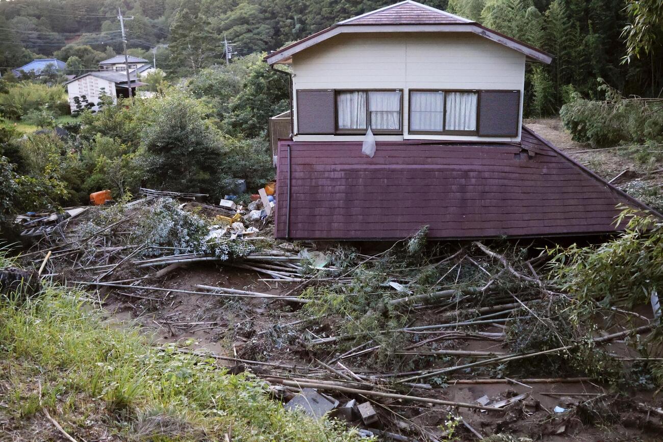 土砂が流入した家屋＝15日午後、千葉市緑区（共同）