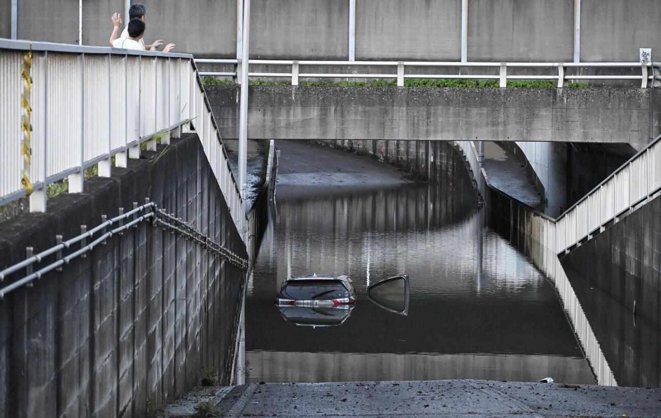 水に漬かった車両＝15日午後、千葉市中央区（共同）
