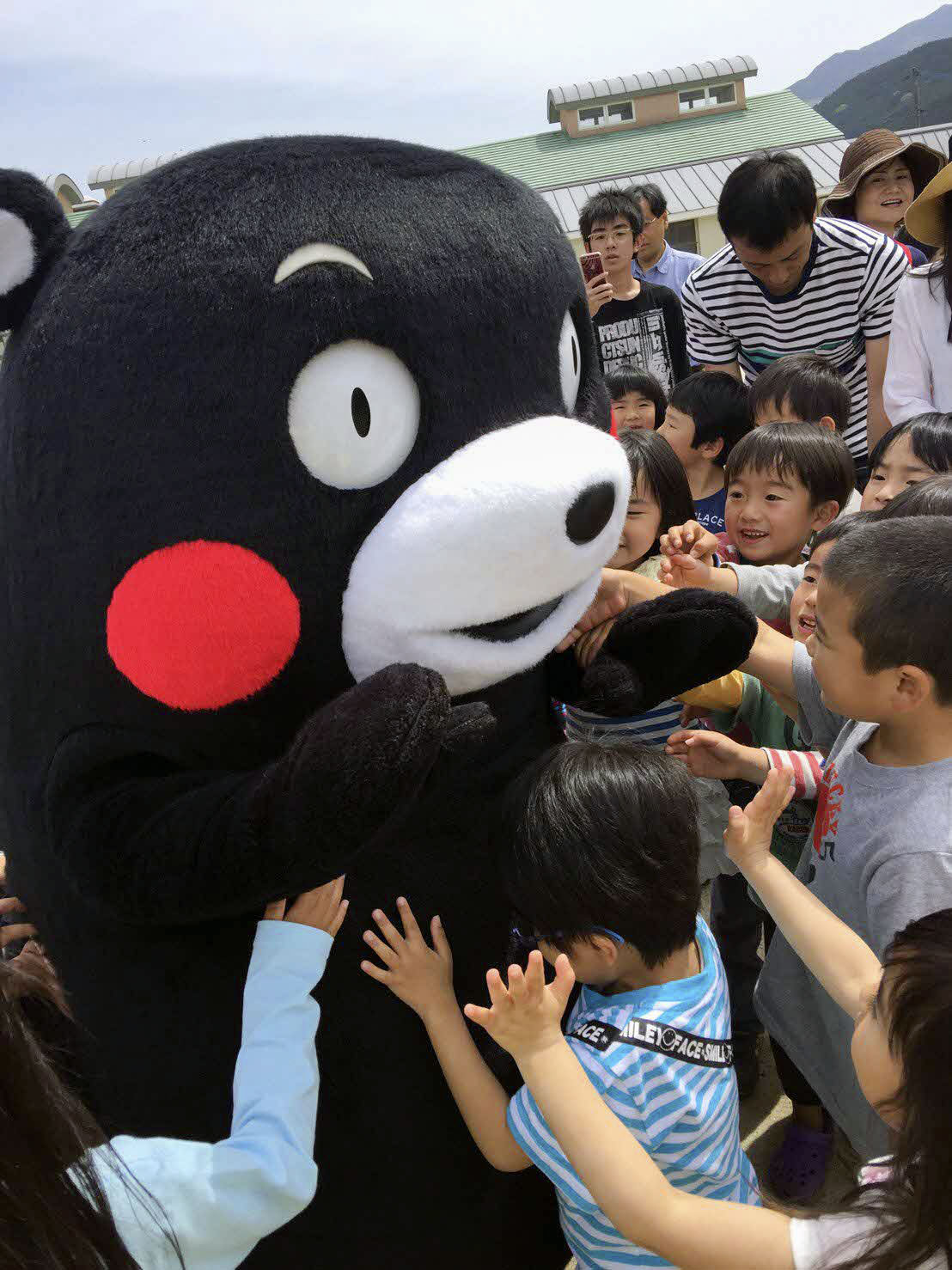 2016年4月の熊本地震で活動を休止していたくまモンが、同年5月に被災地訪問で活動を再開した際の様子（熊本県提供）(共同)