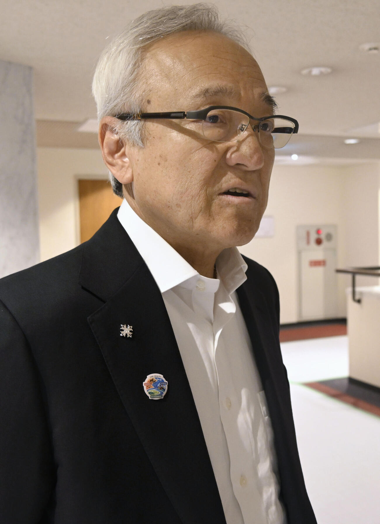 報道陣の取材に応じる福岡県議会の蔵内勇夫議長（共同）