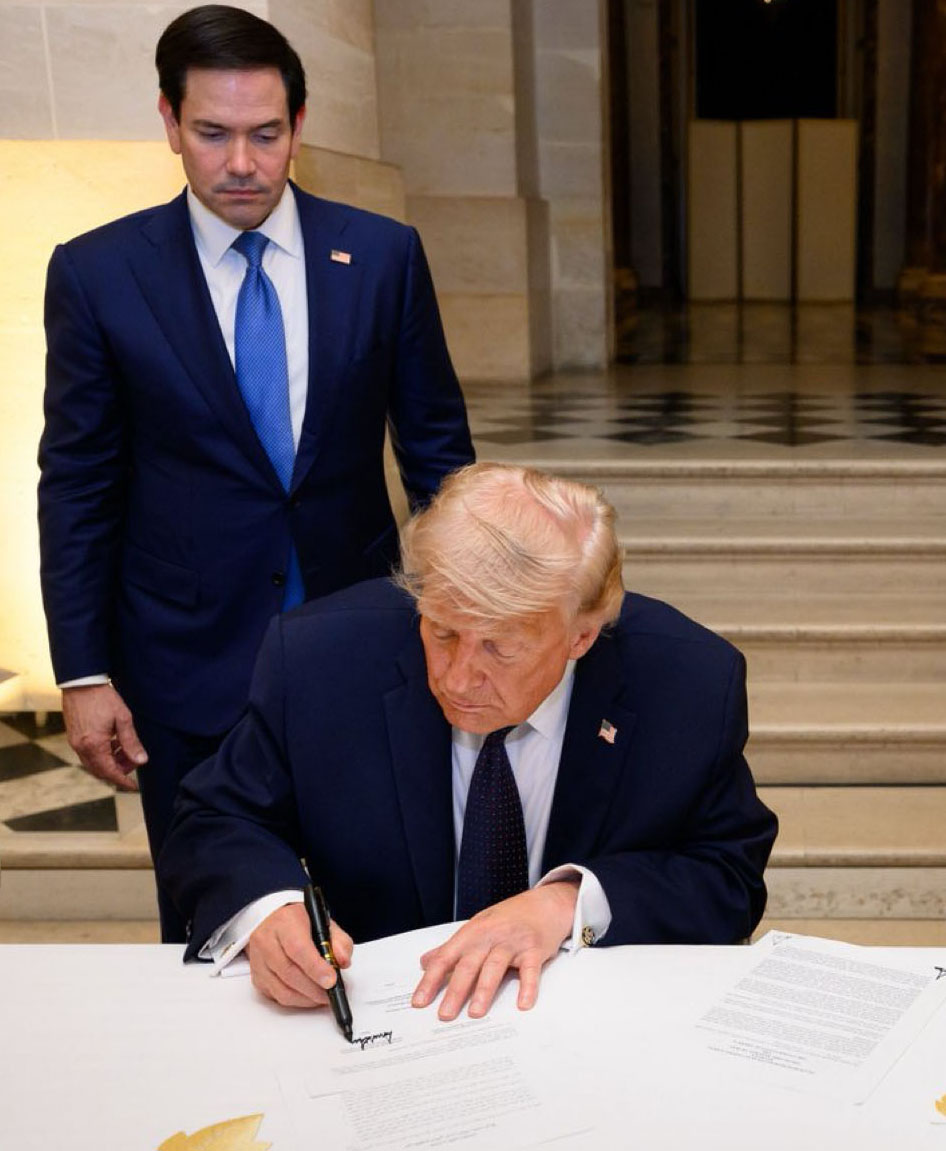米ホワイトハウスがXに投稿した、イランとの覚書に署名するトランプ大統領（共同）