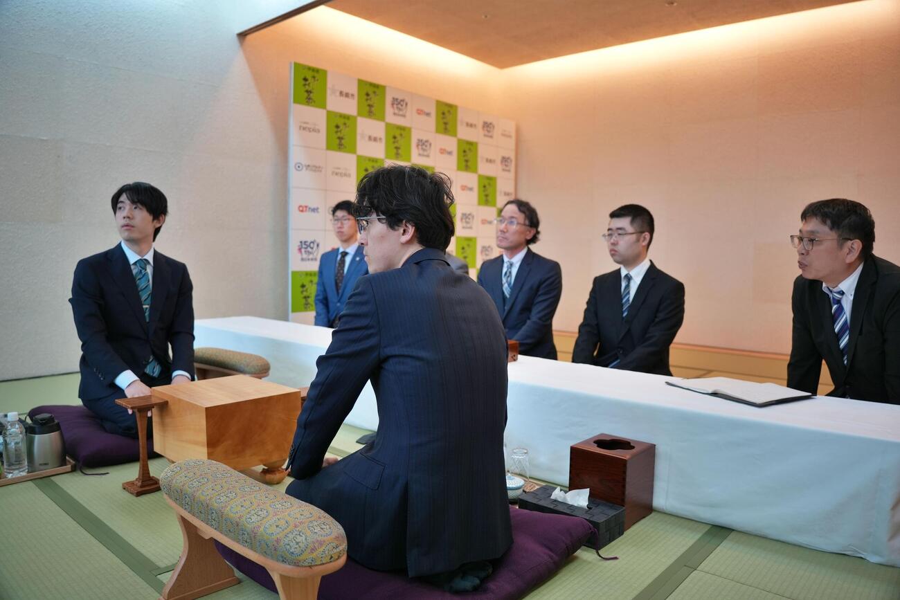 王位戦7番勝負第4局の前日検分を行った藤井聡太王位（左）伊藤匠2冠（日本将棋連盟提供）