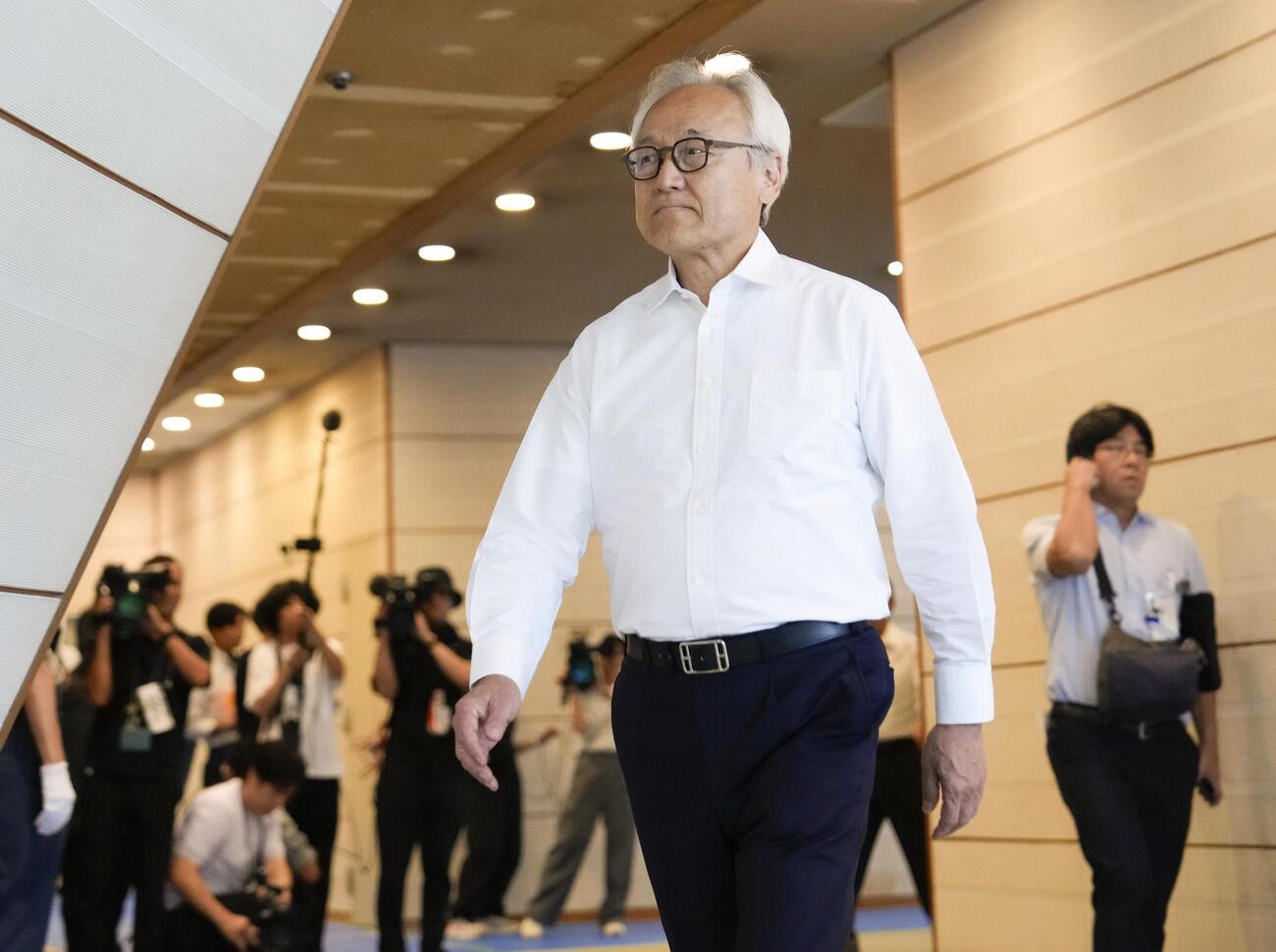 本会議に向かう福岡県議会の蔵内勇夫議長