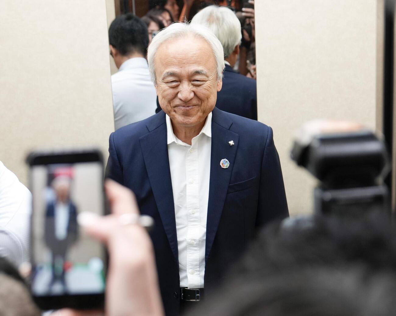 報道陣に囲まれ、福岡県議会を後にする蔵内勇夫議長