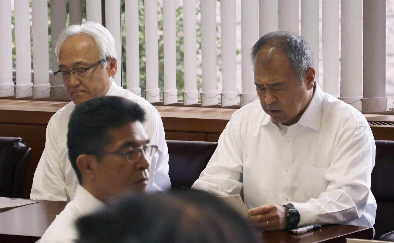 総会に臨む福岡県議会の蔵内勇夫議長（左）と自民党県議団の渡辺勝将会長＝16日午後、福岡県議会棟