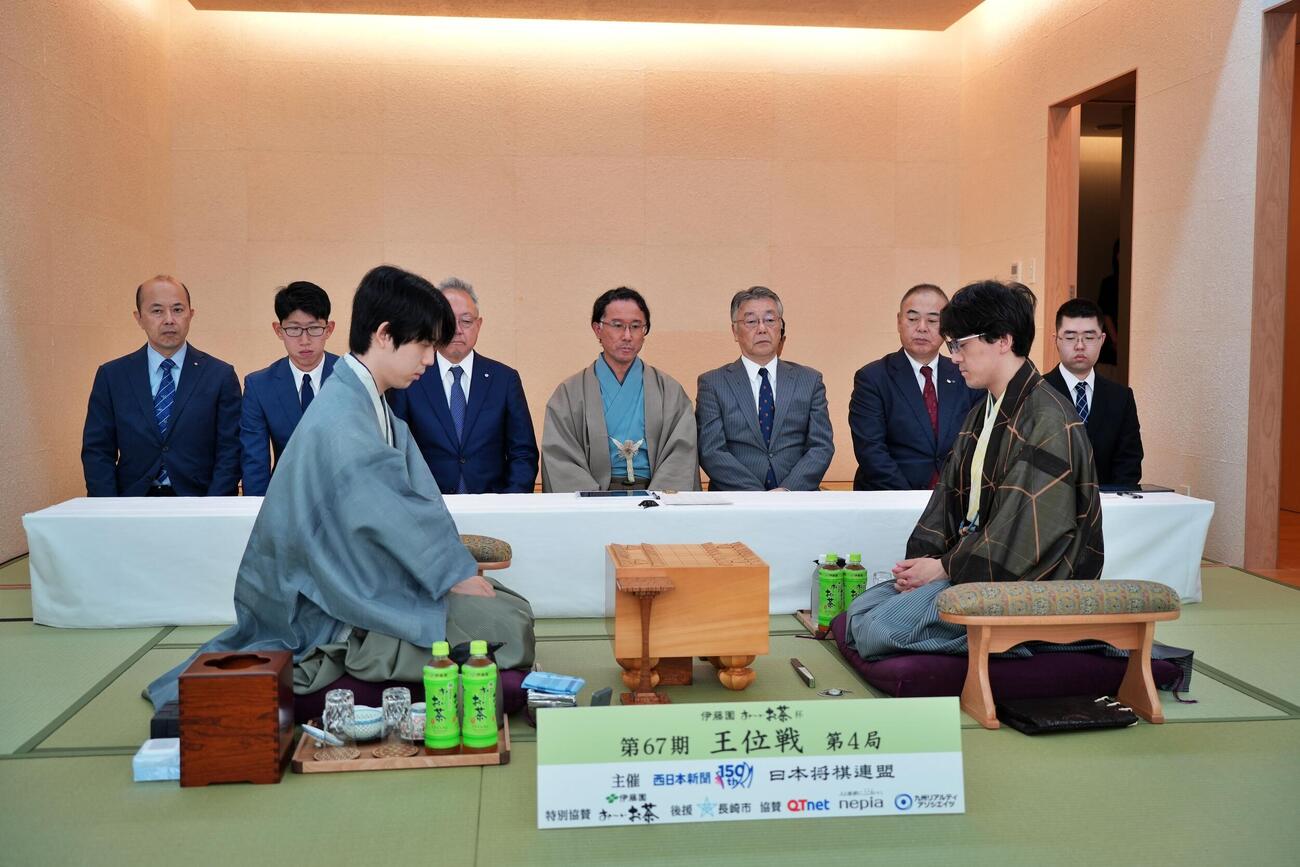 王位戦7番勝負第4局、長崎対局に臨んだ藤井聡太王位（左）伊藤匠2冠（日本将棋連盟提供）