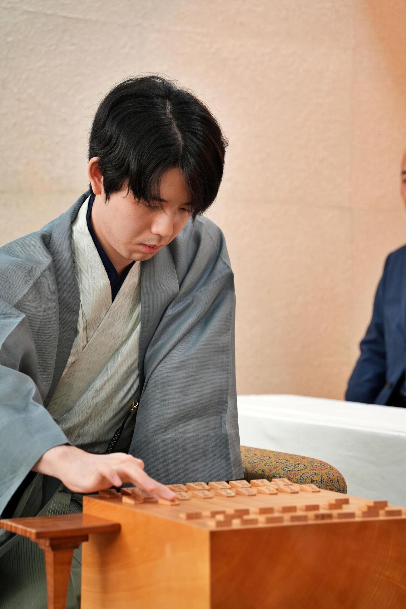 王位戦7番勝負第4局、長崎対局に臨んだ藤井聡太王位（日本将棋連盟提供）