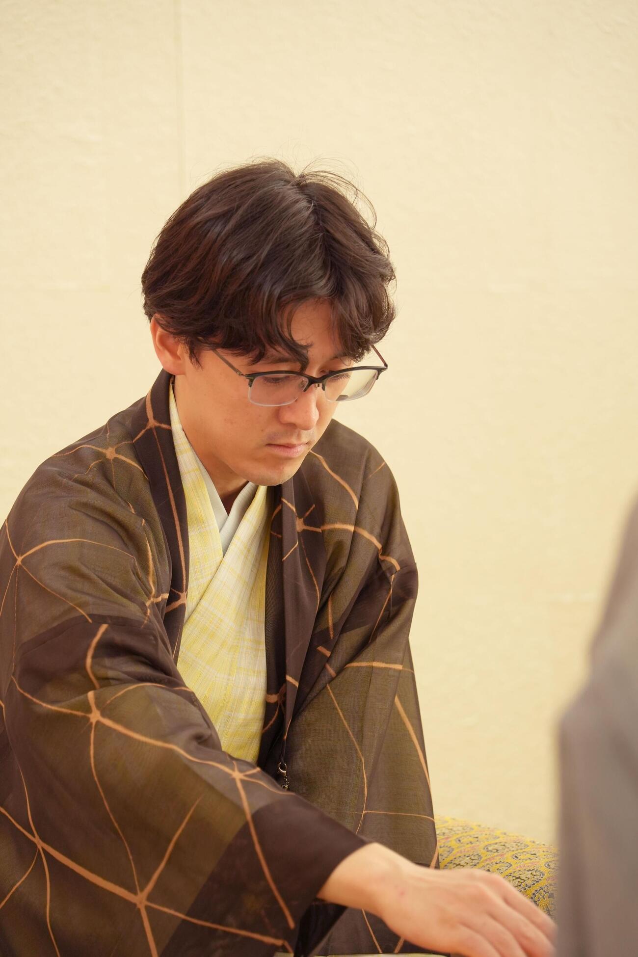 王位戦7番勝負第4局、長崎対局に臨んだ藤井聡太王位（左）伊藤匠2冠（日本将棋連盟提供）