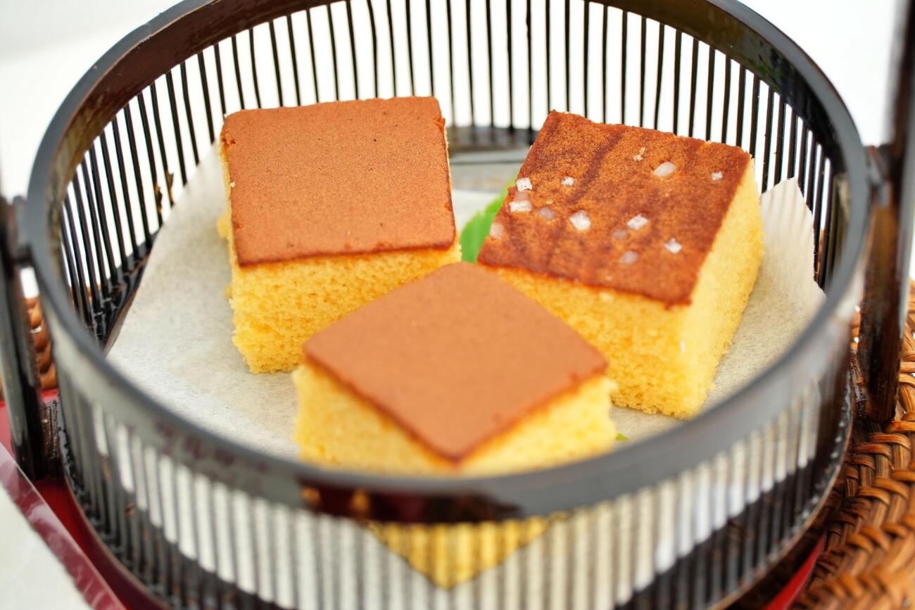 伊藤匠2冠午前おやつ「紅白かすてら」（日本将棋連盟提供）