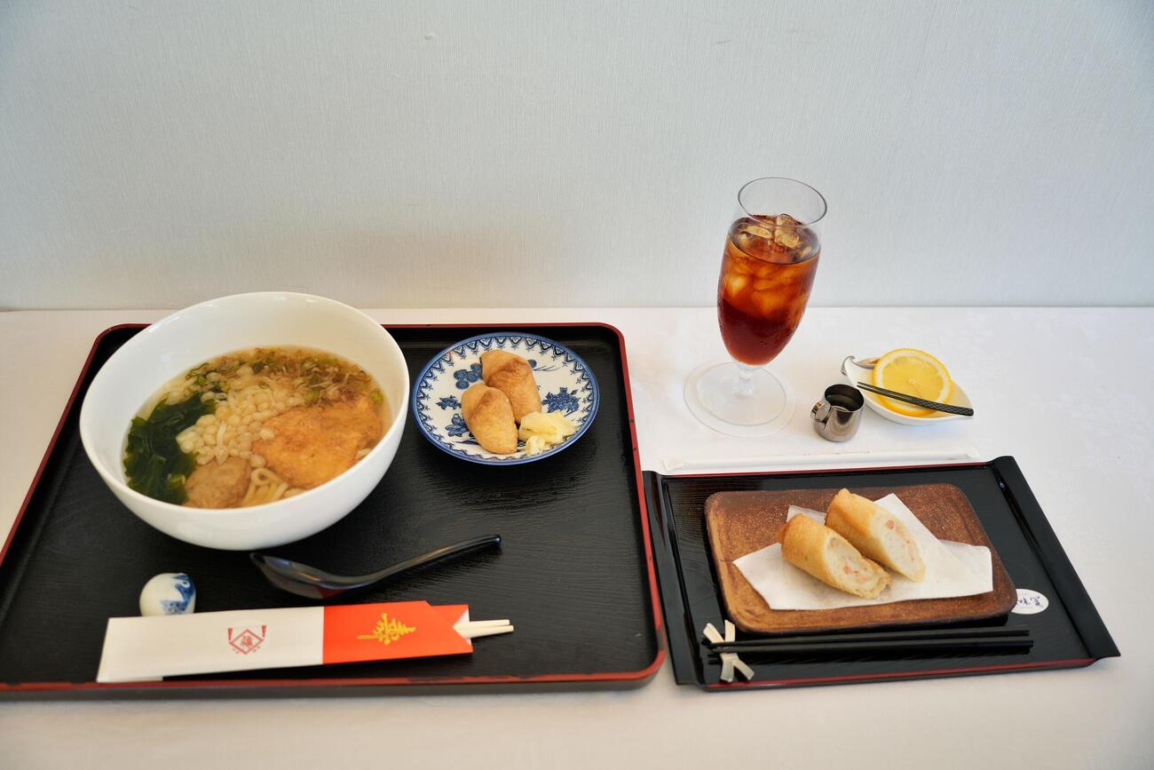 伊藤匠2冠の昼食「長崎福勝うどん御膳」「長崎ハトシ」（日本将棋連盟提供）