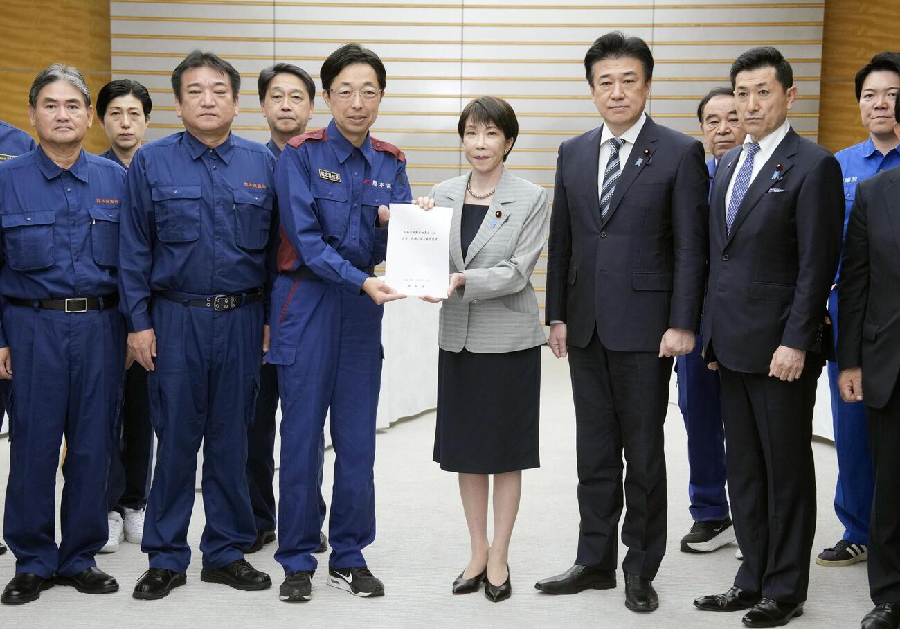 熊本県の木村敬知事（中央左）から要望書を受け取る高市首相（共同）