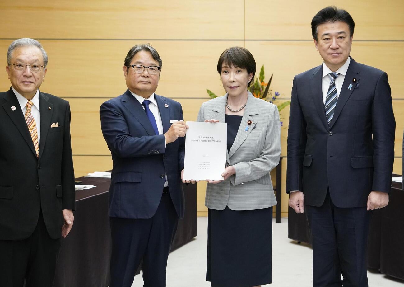 九州経済連合会の池辺和弘会長（中央左）から熊本地震の復旧復興に向けた要望書を受け取る高市首相＝18日午後、首相官邸（共同）