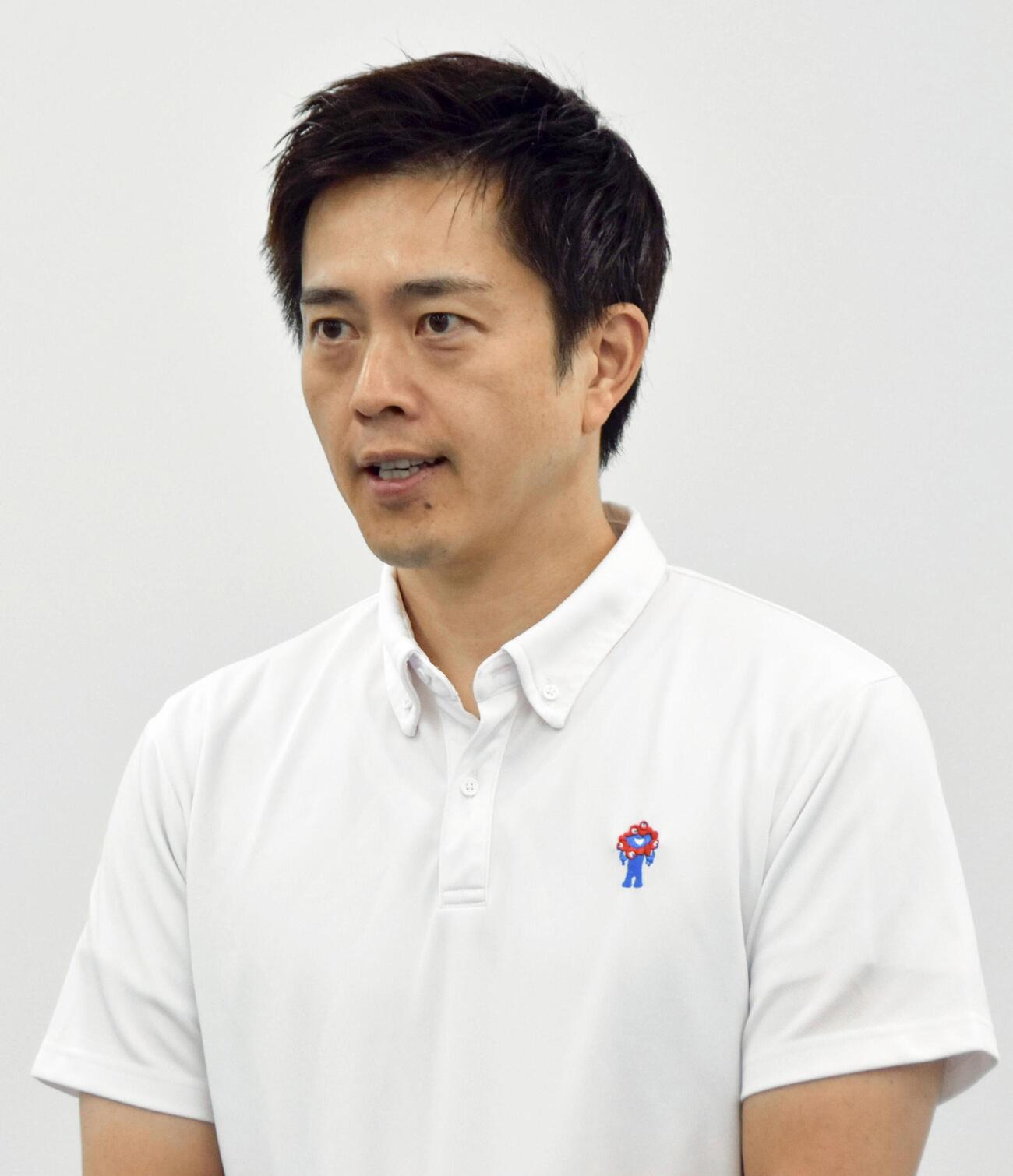 記者団の取材に応じる日本維新の会の吉村代表（共同）