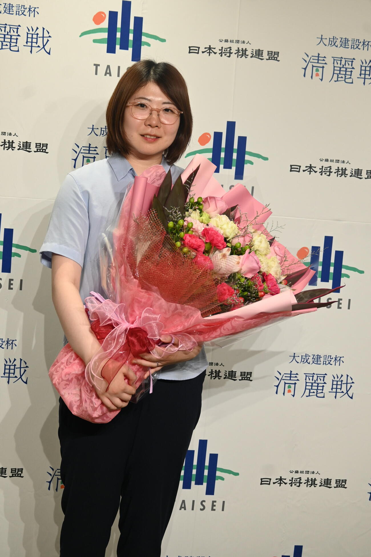 清麗初獲得で花束を贈られた西山朋佳新清麗（撮影・松浦隆司）