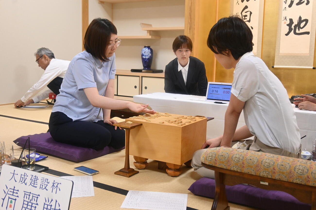 終局後、感想戦を行う西山朋佳新清麗（左）福間香奈女流4冠（撮影・松浦隆司）