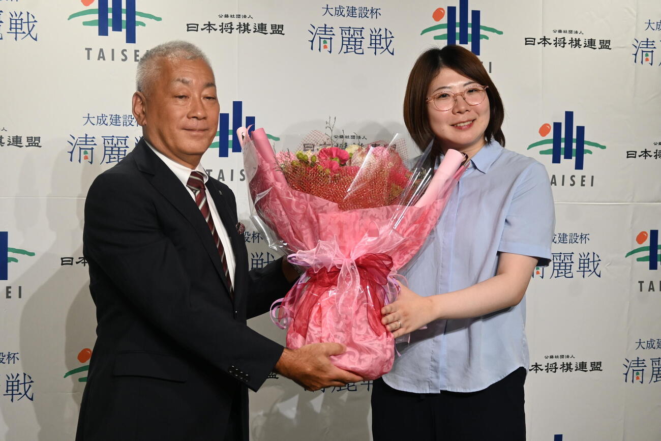 関係者から花束を贈られた西山朋佳新清麗（撮影・松浦隆司）