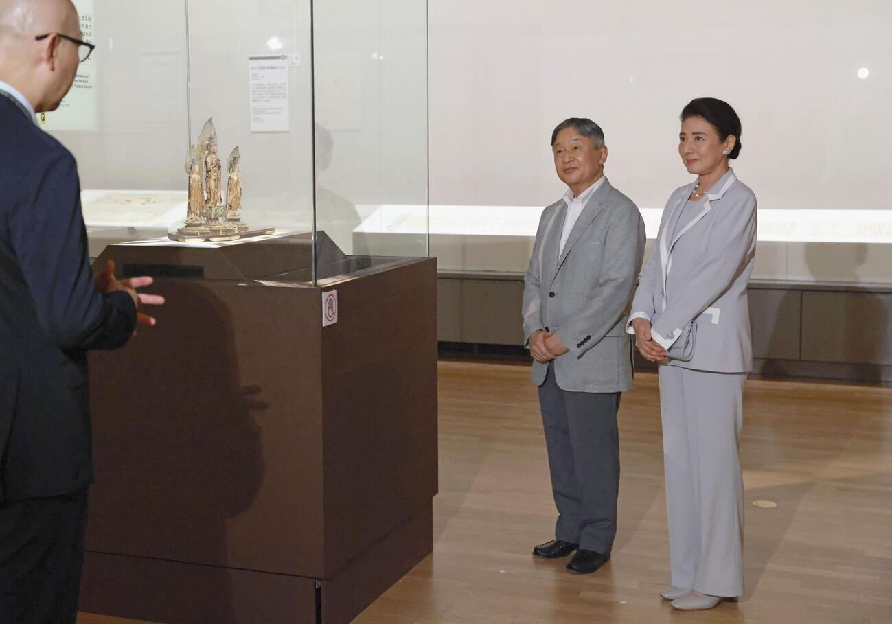 特別展「空海と真言の名宝」を鑑賞される天皇、皇后両陛下（共同）