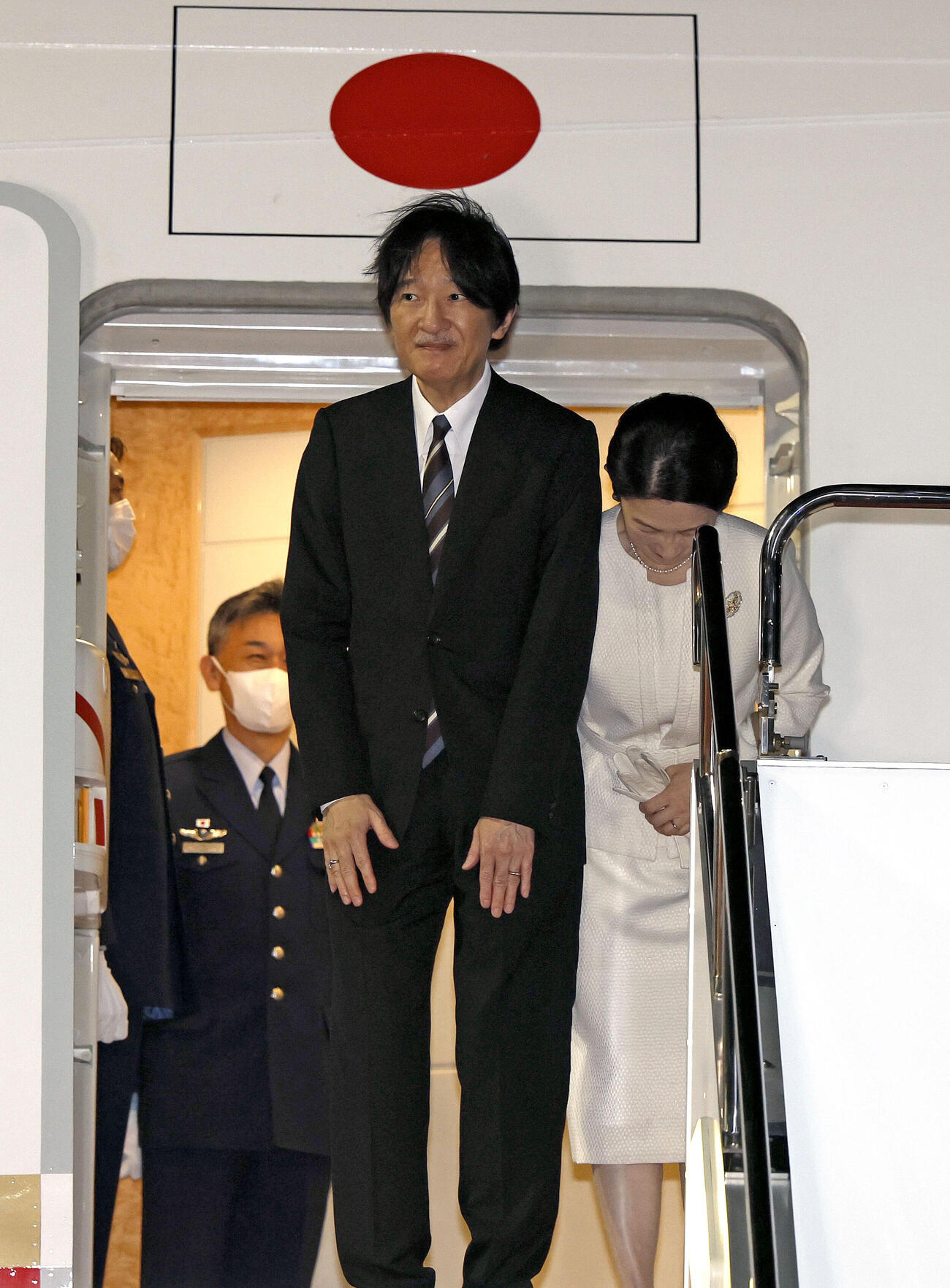 パラグアイを公式訪問するため、羽田空港から出発される秋篠宮ご夫妻（共同）