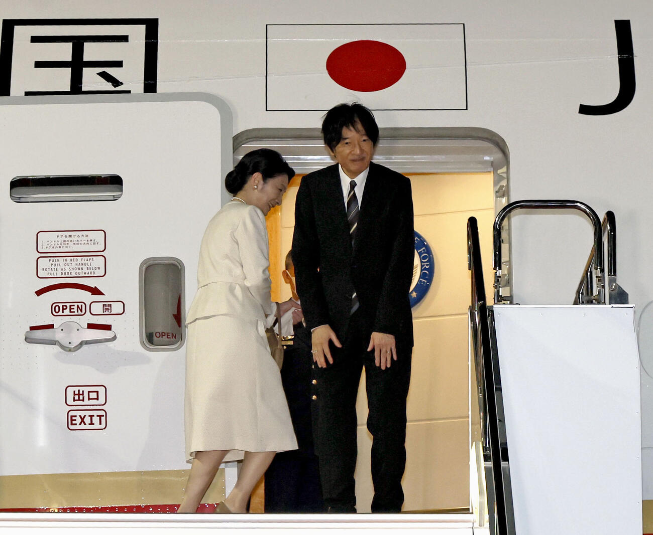 パラグアイを公式訪問するため、羽田空港から出発される秋篠宮ご夫妻（共同）