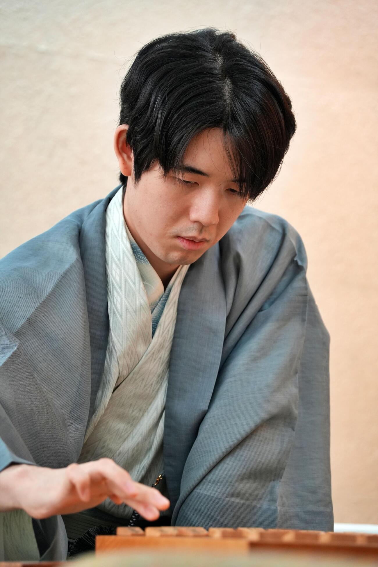 異例の2時間遅れで再開した対局に臨んだ藤井聡太王位（日本将棋連盟提供）2026年8月19日、長崎市、外部提供