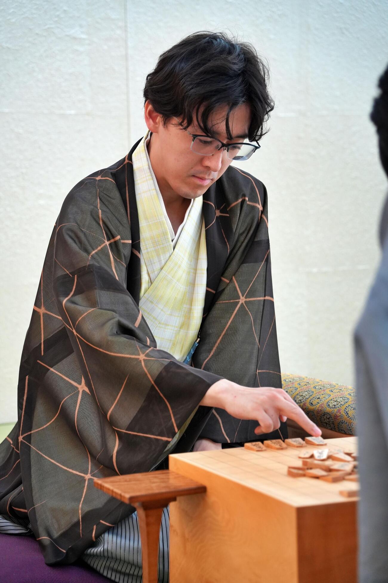 異例の2時間遅れで再開した対局に臨んだ伊藤匠2冠（日本将棋連盟提供）2026年8月19日、長崎市、外部提供