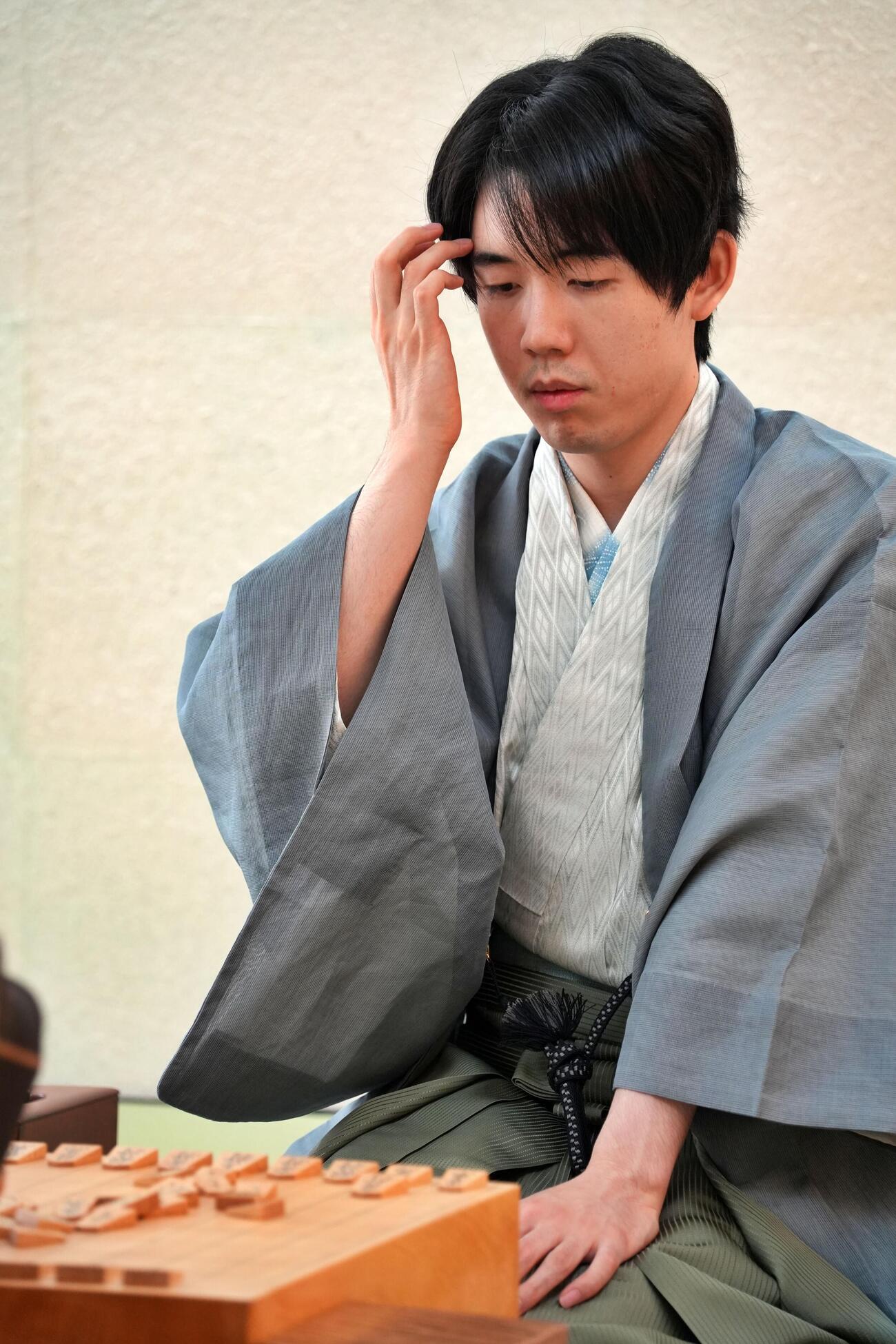 異例の2時間遅れで再開した対局に臨んだ藤井聡太王位（日本将棋連盟提供）2026年8月19日、長崎市、外部提供