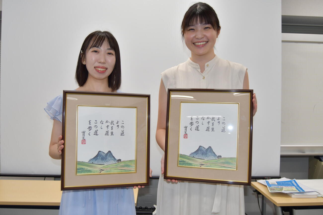 記念品を手にする準優勝の茂呂有紗三段（左）と優勝の徐文燕三段（右）