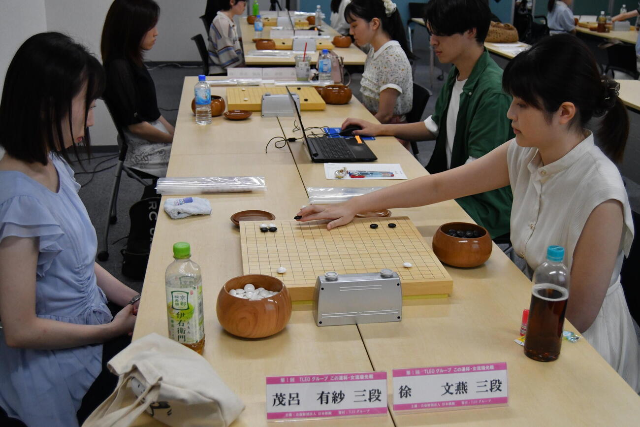 茂呂有紗三段（左）に黒番中押し勝ちして初優勝を決めた徐文燕三段（右）