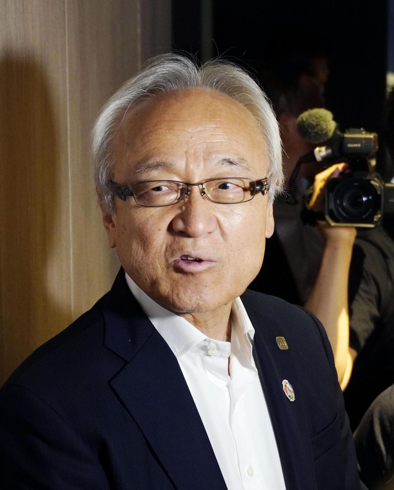 記者団の取材に応じる福岡県議会の蔵内勇夫議長＝19日午後、長崎市(共同)