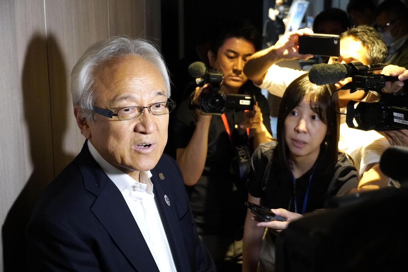 記者団の取材に応じる福岡県議会の蔵内勇夫議長＝19日午後、長崎市