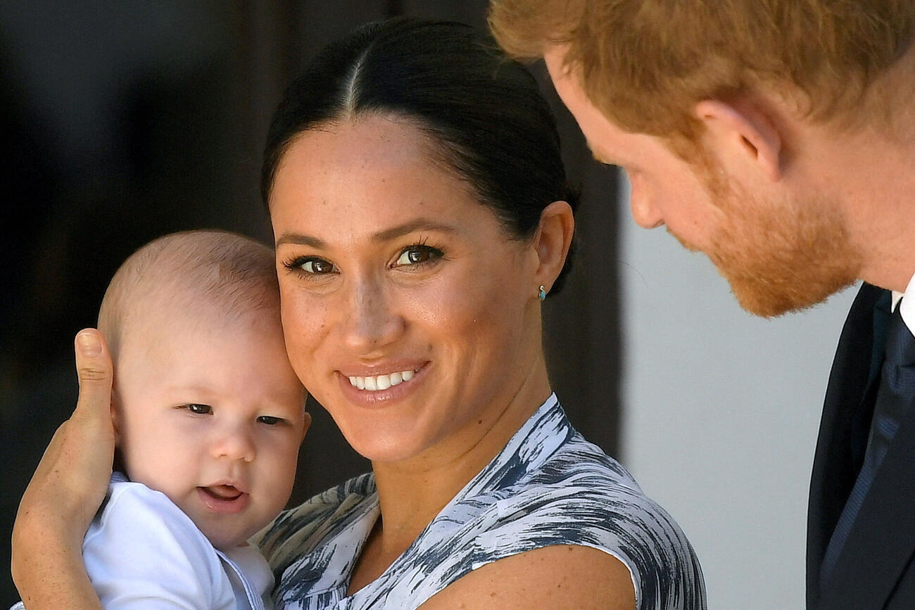 2019年9月25日、南アフリカ・ケープタウンでアーチー王子を抱いた英国のヘンリー王子とメーガン妃（ロイター）