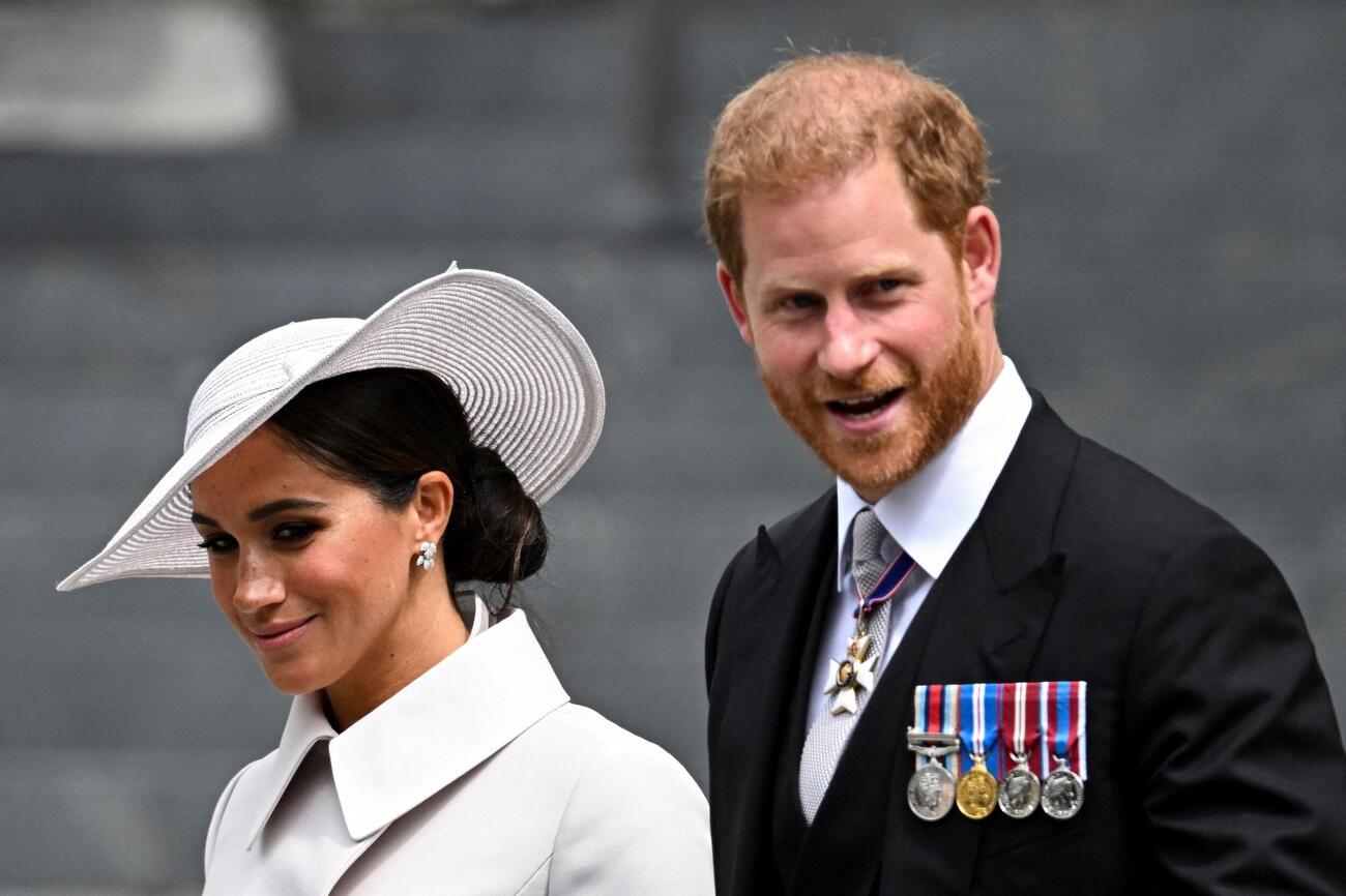 2022年6月3日、ロンドンのセント・ポール大聖堂で、英国のエリザベス女王の即位70周年を祝う行事の一環として行われた感謝の礼拝を終え、会場を後にするヘンリー王子とメーガン妃（ロイター）