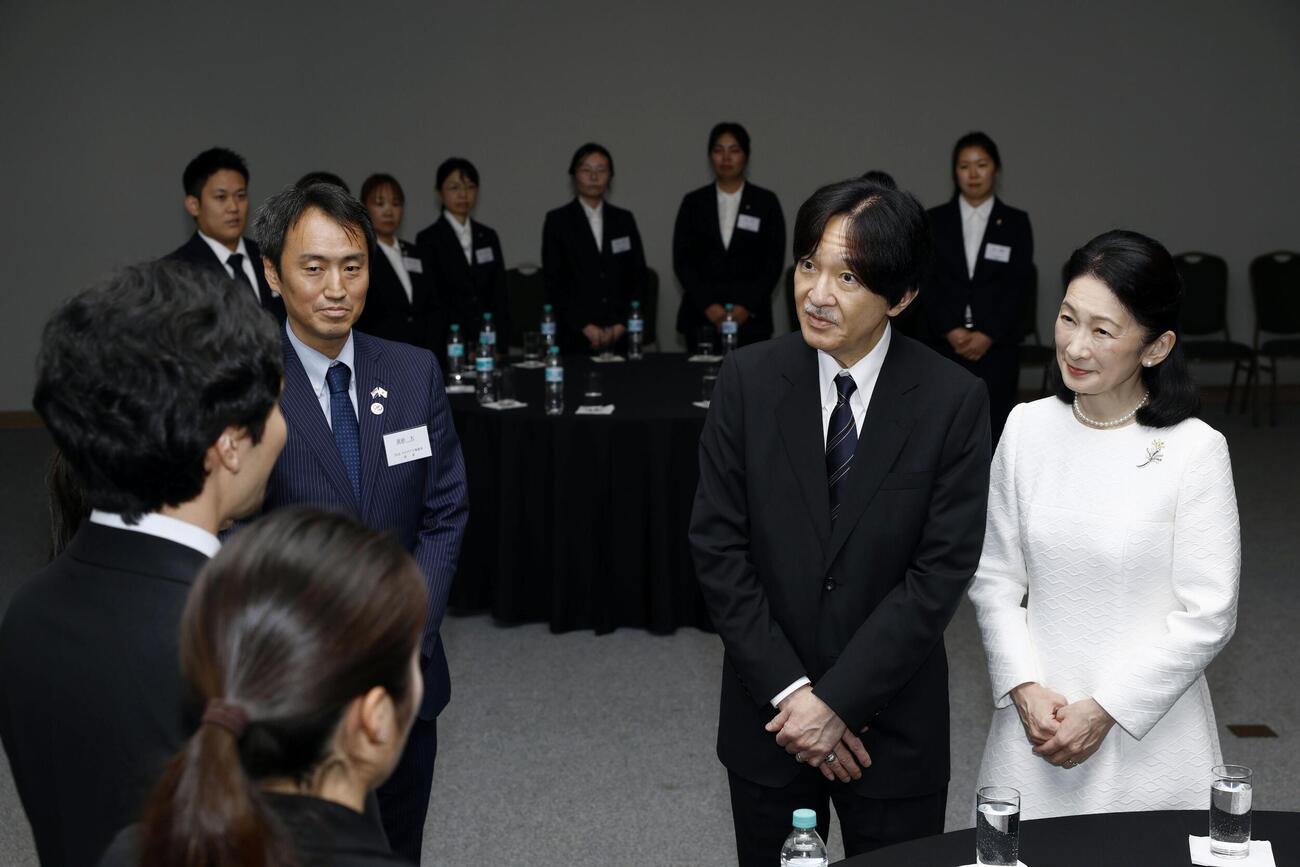 国際協力機構（JICA）の海外協力隊員と懇談される秋篠宮ご夫妻＝19日、パラグアイの首都アスンシオン近郊（共同）