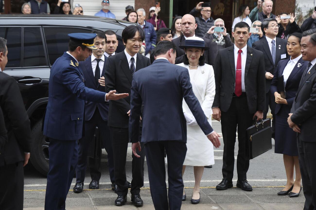 英雄廟を訪問された秋篠宮ご夫妻＝19日、パラグアイの首都アスンシオン（代表撮影・共同）